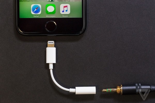 Những lỗi trên iPhone XS và XS Max khiến người dùng "điên đầu" - 4 Phụ kiện chuyển đổi từ cổng lightning sang cổng 3,5mm không còn được cung cấp miễn phí trong hộp đựng iPhone XS và XS Max như trước đây, dù 2 sản phẩm đều có mức giá rất cao (Ảnh: TheVerge)