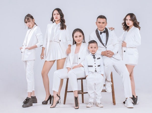 Tú Dưa: “Tôi đã phải trả giá cho sự… đào hoa của mình” - 1 Ở cái tuổi 40, Tú Dưa- ông bố 4 con mới làm liveshow đầu tiên đánh dấu 20 năm theo đuổi con đường ca hát, sáng tác... (Ảnh: Kevin Phạm)