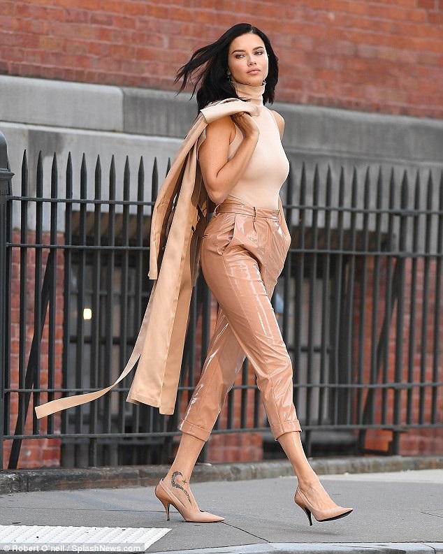 Adriana Lima gợi cảm trên phố - 1
Adriana Lima sải bước quyến rũ trên đường phố New York ngày 4/0 vừa qua