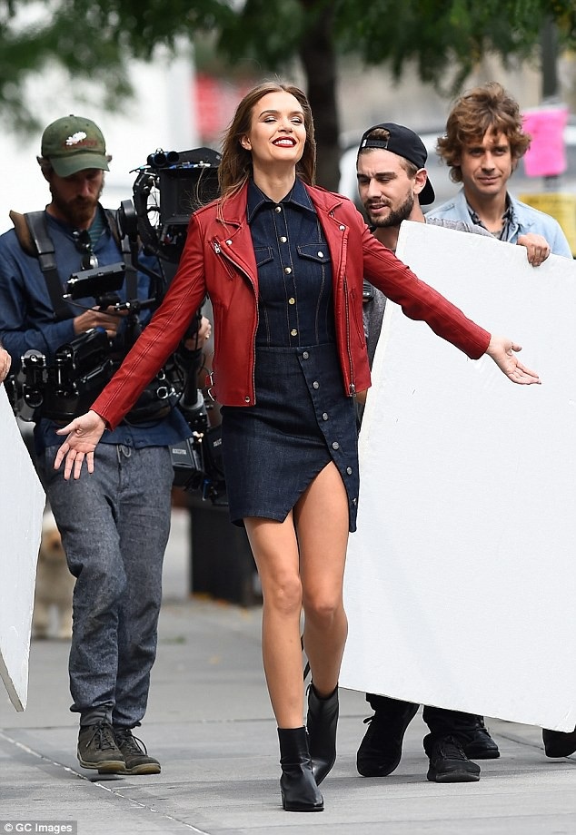 
Cô diện váy Jeans trẻ trung, áo khoác da và bốt thấp cổ năng động
