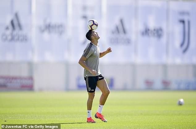 Juventus lên tiếng bảo vệ C.Ronaldo trước nghi án hiếp dâm - 3
CR7 đang tỏ ra không quan tâm tới những cáo buộc về vụ việc được cho là đã xảy ra vào 10 năm trước