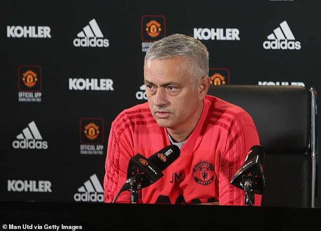 HLV Mourinho gây sốc vì buổi họp báo… hơn 3 phút - 1
HLV Mourinho chỉ tham gia họp báo đúng 3 phút