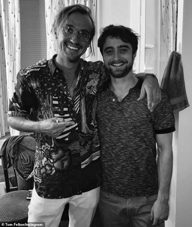 Vợ chồng Beckham rao bán nhà; sao phim Harry Potter tái ngộ - 7
Hai ngôi sao của phim Harry Potter: Tom Felton (vai Draco Malfoy) và Daniel Radcliffe (vai Harry Potter) bất ngờ tái ngộ. Tom Felton đã chia sẻ bức ảnh này trên trang cá nhân Instagram của mình với hơn 4 triệu fans.