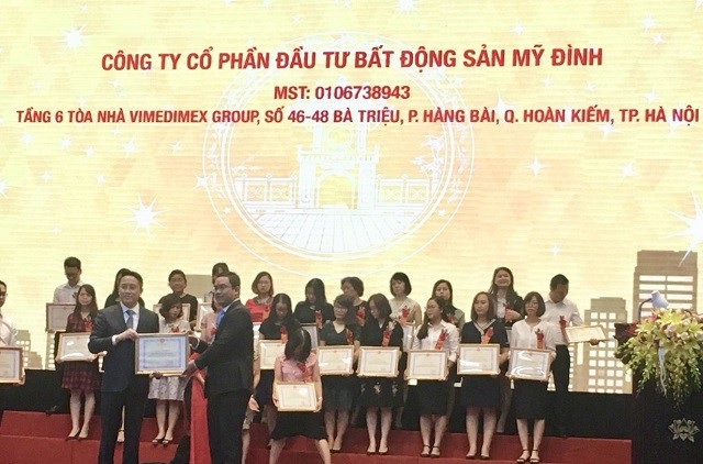 Chủ đầu tư dự án The Emerald nhận Giấy khen về thực hiện tốt chính sách pháp luật thuế - 1 Chủ đầu tư dự án The Emerald nhận Giấy khen về thực hiện tốt chính sách pháp luật thuế - 1
