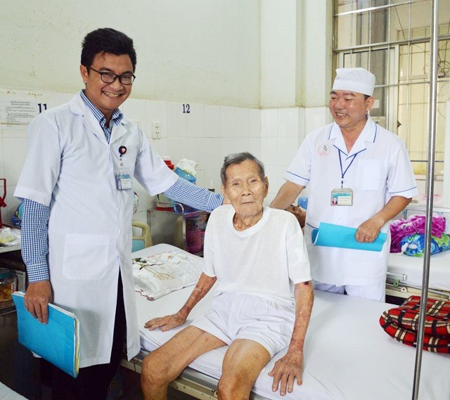 Phẫu thuật thay khớp háng thành công cho cụ ông gần 100 tuổi - 1 Cụ ông gần 100 tuổi được thay khớp háng thành công tại BV đa khoa tỉnh Cà Mau. (Ảnh: CTV)