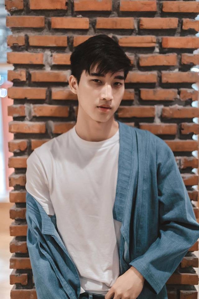 Noh Thongpaseuth (20 tuổi) sinh ra và lớn lên ở thủ đô Viêng Chăn (Lào). Hiện tại Noh đang theo học ngành Kinh doanh quốc tế của trường ĐH Tôn Đức Thắng (TP. HCM).