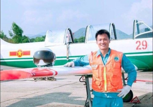 Chàng phi công quân sự trẻ nhất toàn quân và tình yêu với thơ ca - 1 Chàng phi công quân sự trẻ nhất toàn quân và tình yêu với thơ ca - 1