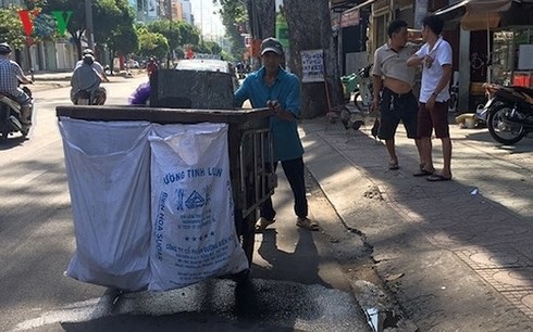 75% người thu gom rác tại TPHCM không có thẻ Bảo hiểm Y tế - 1
Hầu hết những người thu gom rác dân lập làm việc gần như liên tục và tổng số giờ làm việc trong tuần cao hơn so với Luật Lao động.