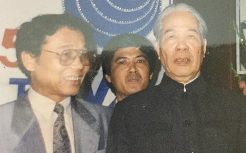 Chủ tịch HĐBT Đỗ Mười và cuộc họp báo quốc tế ngay khi trúng cử - 1
Tổng Bí thư Đỗ Mười nghe giới thiệu Quy hoạch phủ sóng Phát thanh toàn quốc trong một lần tới thăm Đài TNVN