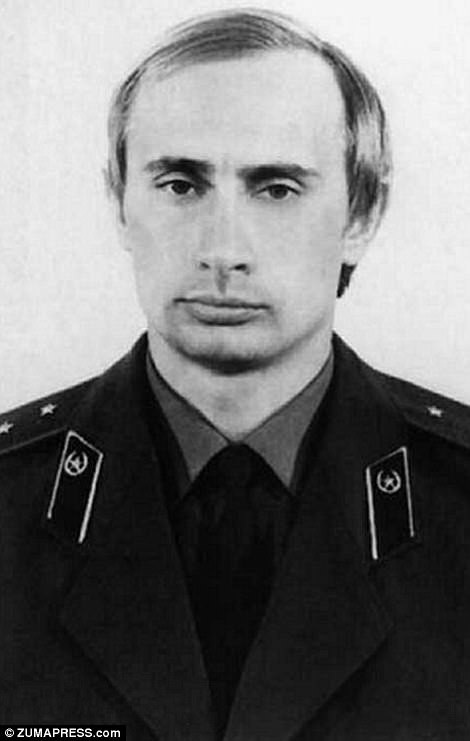 Tiết lộ phòng ở của Tổng thống Putin khi còn là học viên trường tình báo - 1 Ảnh chụp ông Putin vào những năm 1980 khi ông đã trở thành mật vụ KGB (Ảnh: ZUMA PRESS)