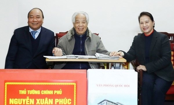 “Đồng chí Đỗ Mười – Nhà lãnh đạo tài năng, Tổng Bí thư kiên định, sáng tạo trong sự nghiệp đổi mới” - 1
Thủ tướng Nguyễn Xuân Phúc và Chủ tịch Quốc hội Nguyễn Thị Kim Ngân đến thăm, chúc thọ nguyên Tổng Bí thư Đỗ Mười dịp xuân Mậu Tuất vừa qua.
