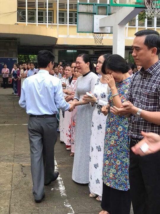 Thầy trò trường chuyên Trần Đại Nghĩa khóc như mưa chia tay thầy hiệu trưởng - 3 Giáo viên Trường THPT chuyên Trần Đại Nghĩa, TPHCM bật khóc trong buổi chia tay thầy hiệu trưởng Lâm Triều Nghi chuyển công tác