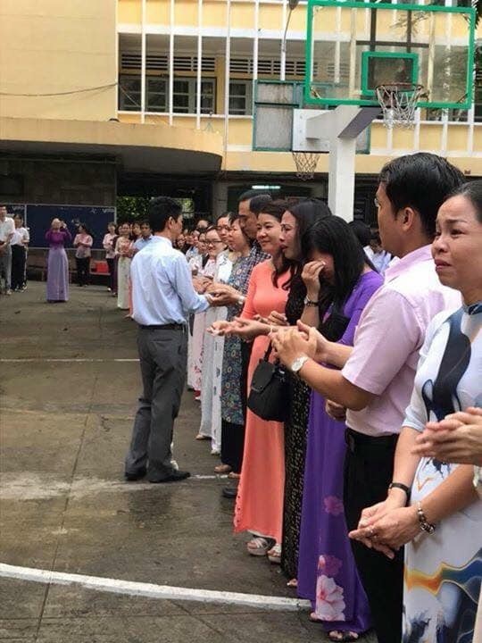 Thầy trò trường chuyên Trần Đại Nghĩa khóc như mưa chia tay thầy hiệu trưởng - 2 Thầy trò trường chuyên Trần Đại Nghĩa khóc như mưa chia tay thầy hiệu trưởng - 2