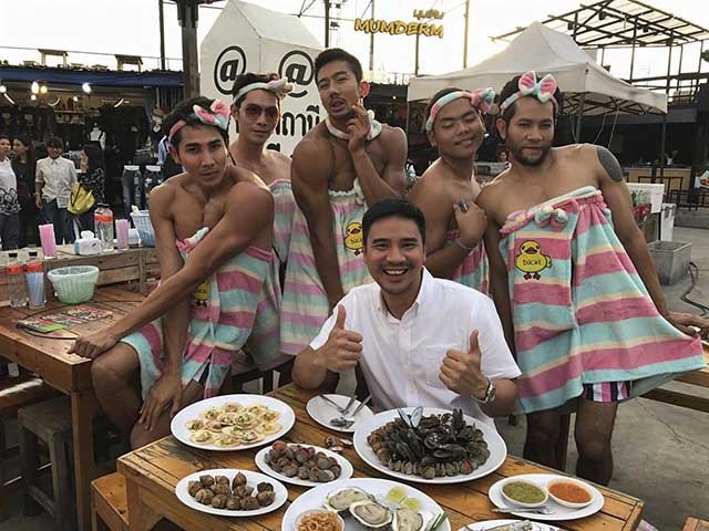 Quán lẩu hút khách nhờ ông chủ đẹp trai như “nam thần” - 2 Dàn nhân viên viên phục vụ nam giới đặc biệt ở Thái Lan