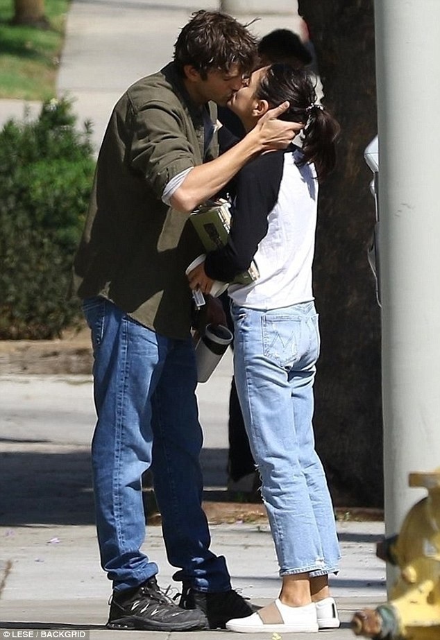 Ashton Kutcher và Mila Kunis hạnh phúc hôn nhau trên phố - 2
Ashton tranh thủ khóa môi người bạn đời của mình trên phố.