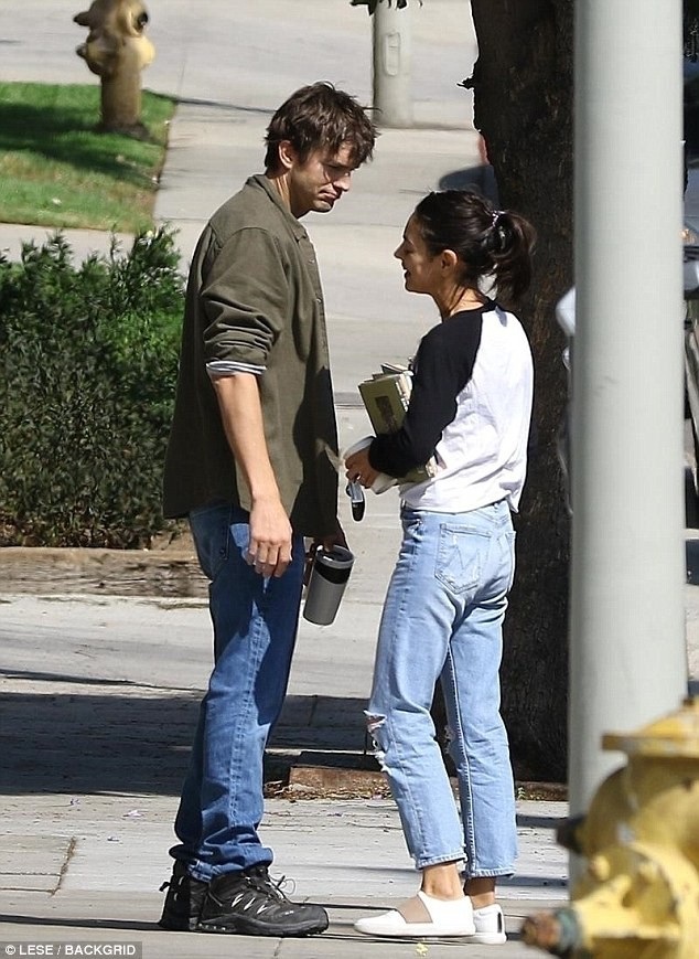 Ashton Kutcher và Mila Kunis hạnh phúc hôn nhau trên phố - 1
Ashton Kutcher và Mila Kunis làm bạn gần 20 năm nay, hò hẹn từ năm 2012 và kết hôn vào năm 2015 sau khi con gái đầu lòng của họ chào đời.