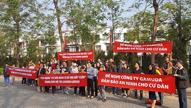Trộm, cướp đã táo tợn "viếng thăm" chung cư cao cấp - 2 Cư dân Gamuda Garden căng băng rôn đề nghị chủ đầu tư đảm bảo an ninh cho khu đô thị.