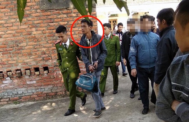 Hà Nội: Xét xử gã chồng sát hại vợ rồi viết chữ “Phản bội” lên bụng - 2 Cảnh sát dẫn giải Khoa đi thực nghiệm hiện trường vụ án.