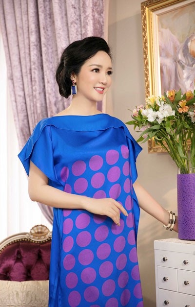 Giáng My lựa chọn các thiết kế hợp vóc dáng và mang lại vẻ trẻ trung cho mình. Các thiết kế đa phần đều có màu sắc tươi tắn, tạo sức hút về sắc màu cho người mặc. Đặc biệt cả 6 thiết kế đều có phom dáng ứng dụng, dễ dàng phù hợp với Giáng My. Dù “Người đẹp không tuổi” có thân hình cân đối, nhưng cô vẫn chuộng những thiết kế suông hoặc không quá ôm để tạo sự thoải mái.