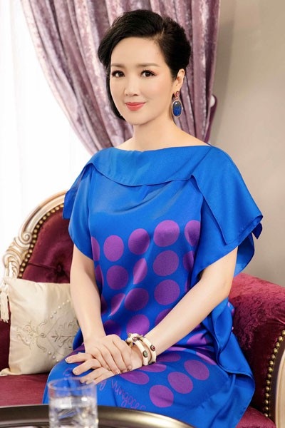 Hoa hậu Giáng My cho biết gần đây, cô chuộng những bộ cánh thanh lịch, cổ điển bởi phong cách tinh tế và đường nét đặc trưng của trào lưu những năm 1960 và 1970.