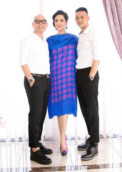 “Người đẹp không tuổi” chụp ảnh kỷ niệm cùng 2 NTK Vũ Ngọc&Son.