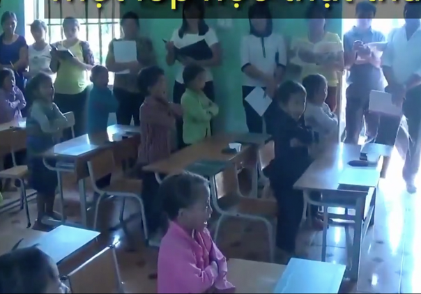 Phát hoảng với tiết dự giờ như thể là… “lớp luyện thú” - 1 Học sinh đứng dậy phát biểu như một cái máy. (Ảnh cắt từ clip)
