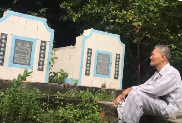 Chiều nào ông Sáu Ánh cũng ra ngồi bên mộ cha hóng gió biển.