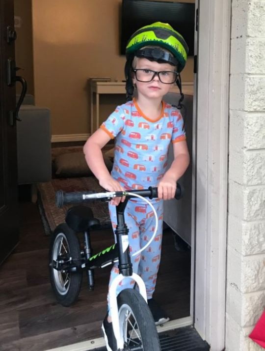 Bố mẹ tích cóp cả nghìn USD, con bỏ luôn vào máy xén giấy - 2 Leo thường giúp mẹ hủy thư rác và tài liệu không quan trọng