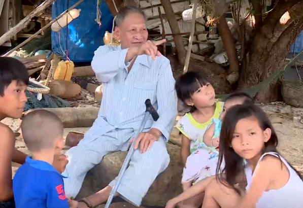 Các cháu nội ngoại, chắt chít quây quần bên ông.