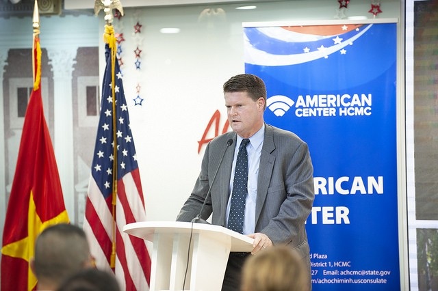 Trợ lý Bộ trưởng Quốc phòng Mỹ: "Việt Nam là đối tác toàn diện trong khu vực" - 1
Ông Randall Schriver nói chuyện tại Trung tâm Mỹ ở tại Thành phố Hồ Chí Minh (Ảnh: Đại sứ quán Mỹ)