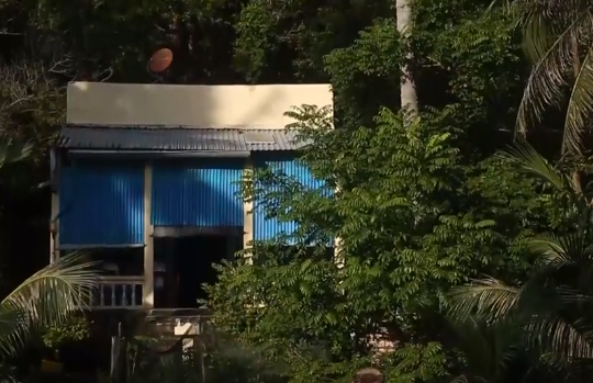 Ngôi nhà của ông Sáu Ánh nằm ở sườn phía Đông của đảo, được bao bọc bởi hàng cây xanh ngát.