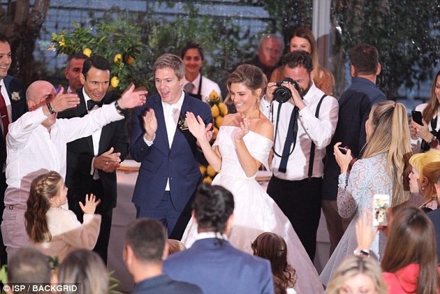 Maria Menounos và chồng "cưới lại" - 11
Bạn bè chúc mừng Maria Menounos và Keven Undergaro trong đám cưới tại Hi Lạp