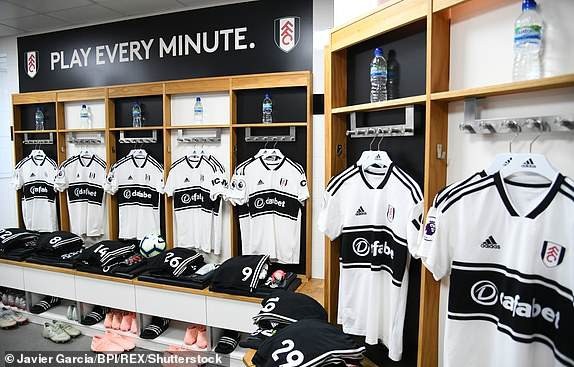 
Trong phòng thay đồ của Fulham
