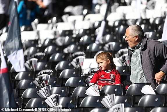 
Những khán giả của Fulham tới sớm để theo dõi trận đấu tại vòng 8 Premier League

 

