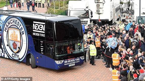 
Cổ động viên Liverpool chào đón đối thủ bằng sự thù hằn thấy rõ

