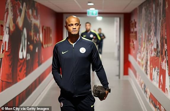 
Kompany tới Anfield cùng các đồng đội ở Man City
