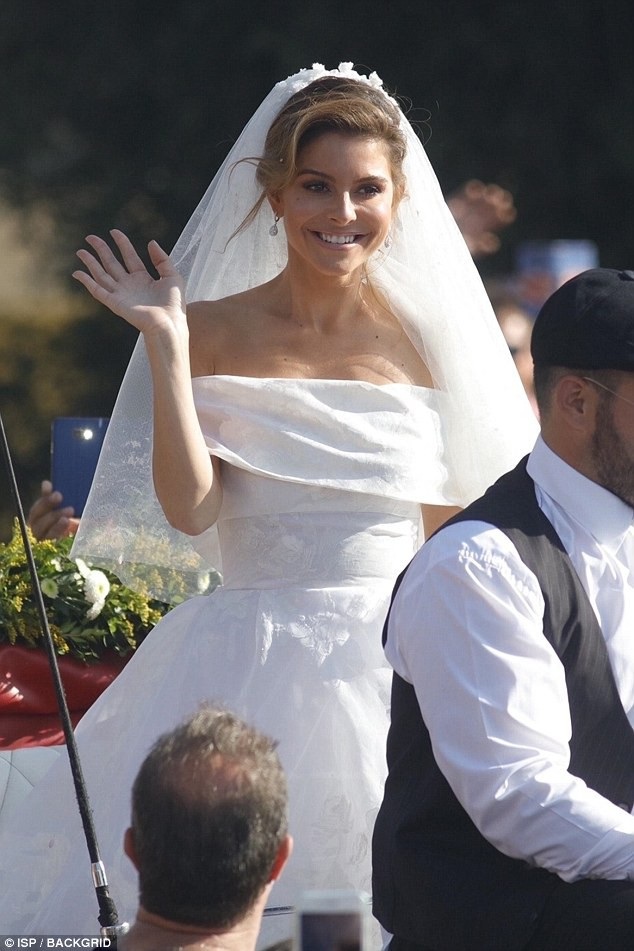 Maria Menounos và chồng "cưới lại" - 4
Hồi đầu năm, cựu hoa hậu tuổi teen của bang Massachusetts đã kết hôn với chồng ngay trên truyền hình