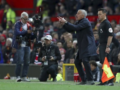 Sung sướng tột độ, HLV Mourinho văng tục sau màn ngược dòng thần kỳ - 1
HLV Mourinho sung sướng tột độ sau chiến thắng của MU