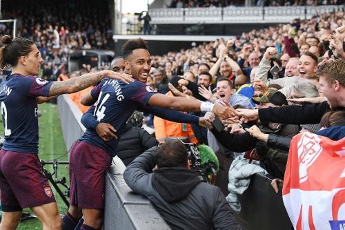 Những khoảnh khắc trong trận đấu Arsenal vùi dập Fulham - 22
Aubameyang chia vui cùng các cổ động viên với bàn thắng ấn định thắng lợi 5-1 cho Arsenal