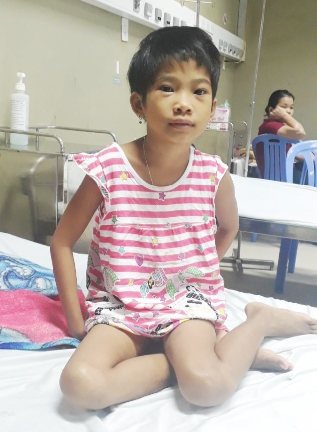 Chồng bỏ đi, vợ nghèo khốn đốn lo không cứu nổi con gái ung thư máu - 5 Cứ khoảng nửa tháng, cháu Yến Duy phải vô máu một lần, nếu không tính mạng của cháu sẽ gặp nguy hiểm.