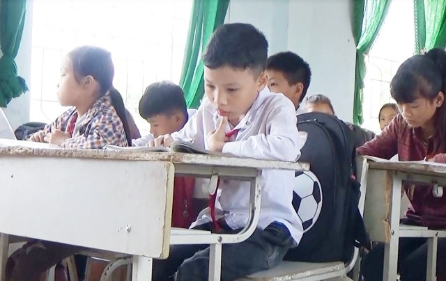 Cậu bé người Thái 7 năm đến trường trên đôi chân bạn - 3 Dù đôi chân tật nguyền nhưng Vi Nhật Cảnh chưa phải nghỉ học buổi nào. 7 năm nay, cậu học trò này đến trường bằng đôi chân của người bạn cùng bản Vi Tuấn Khanh.
