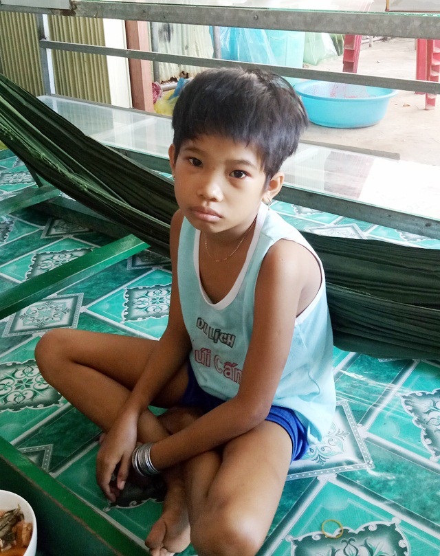 Chồng bỏ đi, vợ nghèo khốn đốn lo không cứu nổi con gái ung thư máu - 3 Bị bệnh hiểm nghèo, sức khỏe yếu, cháu Yến Duy không được đến trường như bao đứa trẻ khác, thật sự là một sự bất hạnh quá lớn đối với cháu bé này.