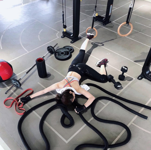 Hotgirl Chi Pu thì dựng ngã sấp mặt ở phòng tập gym với những đạo cụ tập thể thao. Gián tiếp khoe việc tập luyện tích cực của mình.