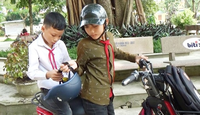 Cậu bé người Thái 7 năm đến trường trên đôi chân bạn - 4 Học lớp 1, Tuấn Khanh còn bé nên chỉ có thể dìu bạn đến trường. Lên lớp 3, em có thể cõng bạn trên lưng, vượt chặng đường gần 2km để đi học. Hiện giờ, chặng đường đến trường quá xa, Tuấn Khanh ngày ngày đưa bạn đi học trên chiếc xe đạp điện.