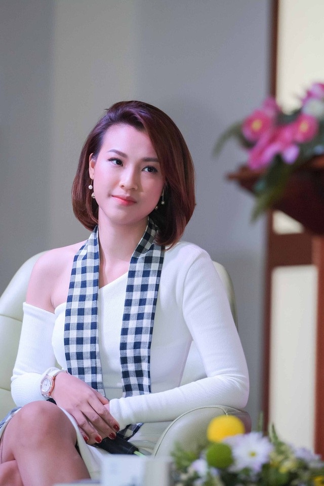 Cận cảnh biệt thự độc lạ và cuộc sống giàu sang của loạt sao Việt - 8 Hoàng Oanh tâm sự, động lực giúp cô vươn lên và đạt được thành công chính là sau biến cố gia đình từ khi cô còn học cấp 3. Thời gian này bố cô vì lý do sức khỏe không thể đi làm, chỉ một mình mẹ gồng gánh. Chứng kiến hoàn cảnh gia đình khó khăn, bố của Hoàng Oanh quyết tâm vượt qua cơn bệnh để ổn định kinh tế.