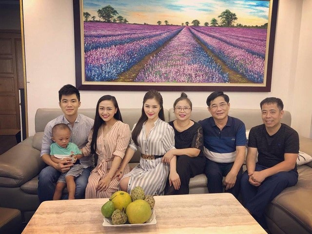 Cận cảnh biệt thự độc lạ và cuộc sống giàu sang của loạt sao Việt - 6 Thời gian gần đây, ca sĩ Hương Tràm liên tục chia sẻ về việc cô đang hoàn thành những khâu trang trí cuối cùng cho căn nhà của mình mới mua tại TPHCM.