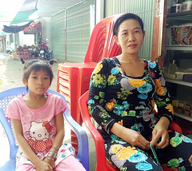 Chồng bỏ đi, vợ nghèo khốn đốn lo không cứu nổi con gái ung thư máu - 7 Là hộ nghèo, không có nghề nghiệp ổn định, chỉ bán tạp hóa nhỏ để mưu sinh nên cuộc sống của mẹ con chị Ảnh rất khó khăn. Với căn bệnh nhà giàu mà con gái đang mang, việc lo cho con là lực bất tòng tâm đối với người mẹ này.