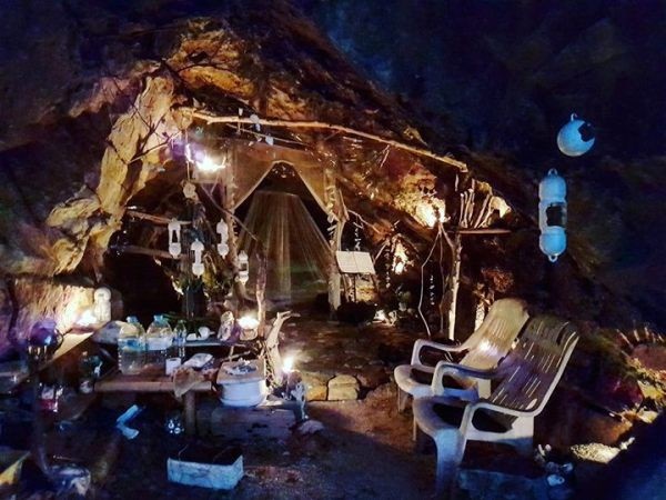 Người đàn ông sống trong hang trở nên nổi tiếng vì khả năng tán gái bậc thầy - 4 Jatuphum bắt đầu sống trong hang động khoảng 8 tháng trước đây