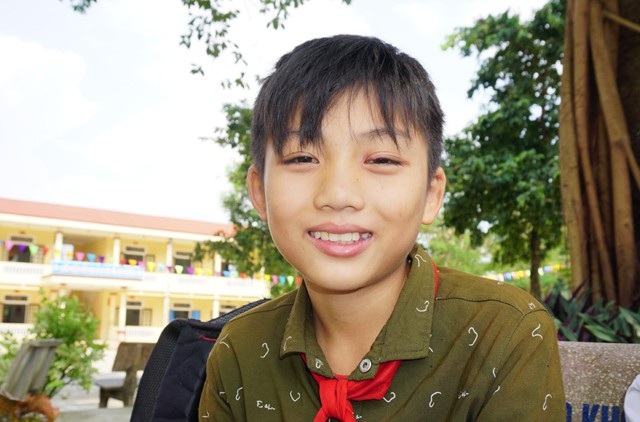 Cậu bé người Thái 7 năm đến trường trên đôi chân bạn - 2 Vi Tuấn Khanh: Cháu thương bạn nên muốn giúp bạn đi học. Giờ cháu lớn rồi, cõng hay chở bạn không thấy nặng nữa.