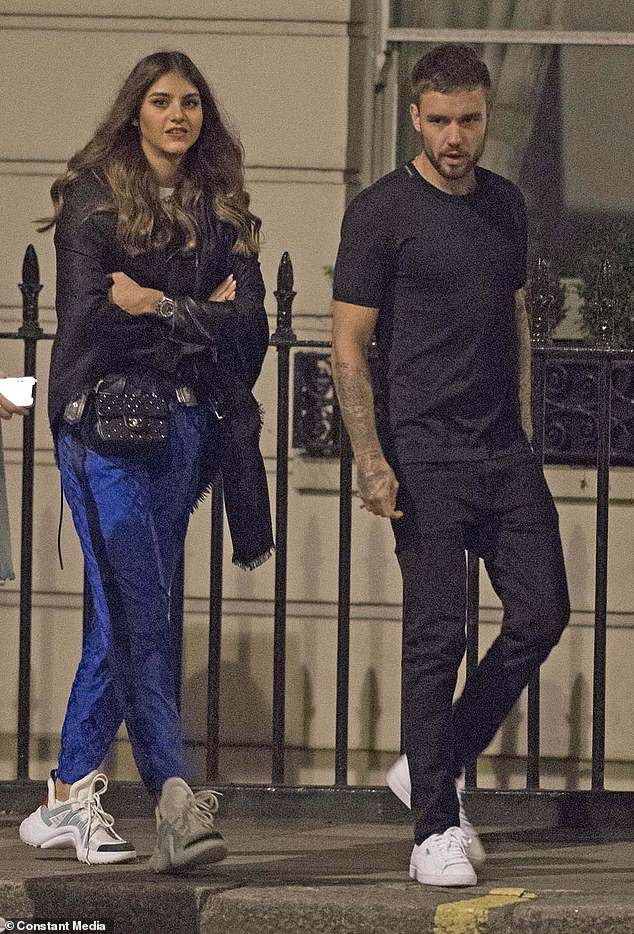 Liam Payne ra phố cùng cô gái lạ - 1
Ca sỹ Liam Payne bị bắt gặp đi ăn tối cùng một cô gái lạ mặt ở khu Mayfair, London ngày 7/10 vừa qua